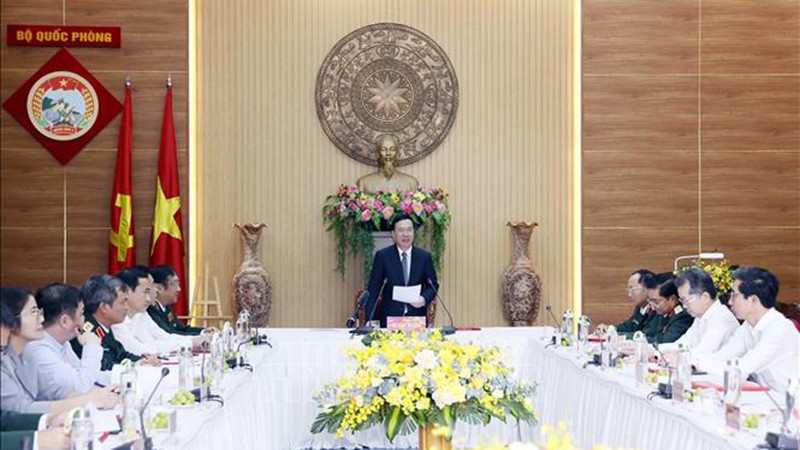 Президент Во Ван Тхыонг на рабочей встрече с Командованием 5-го военного округа. Фото: ВИА