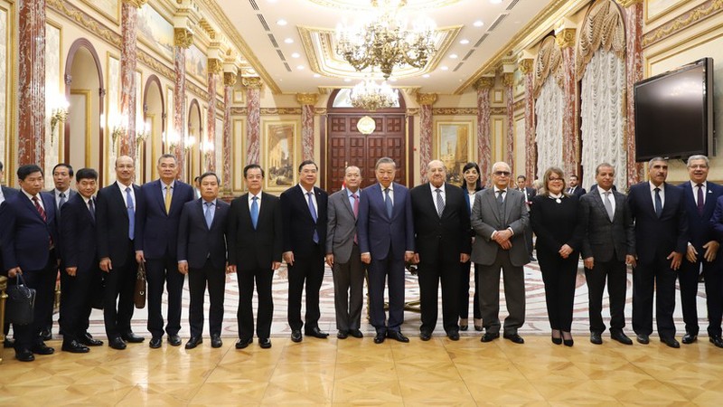 Министр То Лам, делегация КПВ и руководители Сената Египта. Фото: ВИА