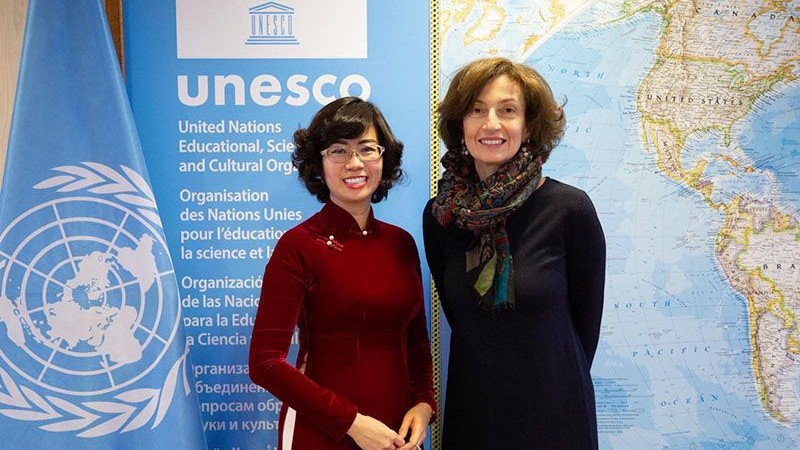 Генеральный директор ЮНЕСКО Одри Азуле (справа) принимает Посла Ле Тхи Хонг Ван.