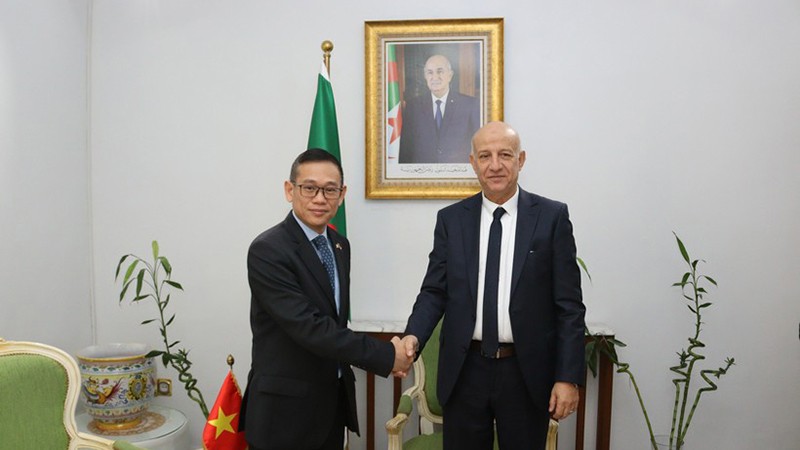 Посол Чан Куок Кхань (слева) поздравляет г-на Абделькрима Бенмбарека. Фото: ВИА