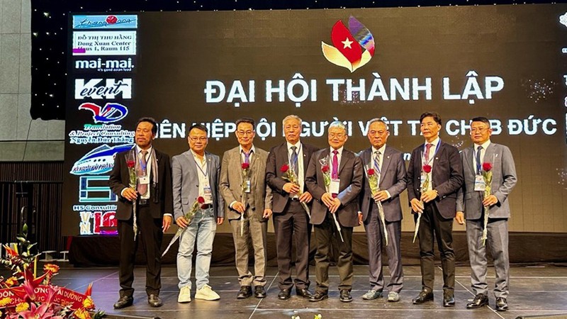 Председатель Союза обществ вьетнамцев в Германии Нгуен Ван Хиен (третий справа) и заместители председателя. Фото: ВИА