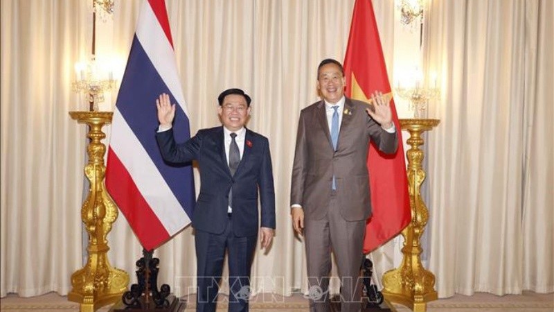 Председатель НС Выонг Динь Хюэ (слева) и Премьер-министр Таиланда Сретта Тависин. Фото: ВИА