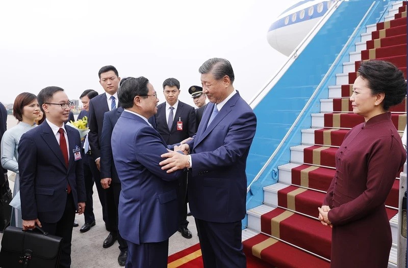 Премьер-министр Фам Минь Тьинь встречает Генерального секретаря ЦК КПК, Председателя КНР Си Цзиньпина с супругой в международном аэропорту Нойбай. Фото: ВИА