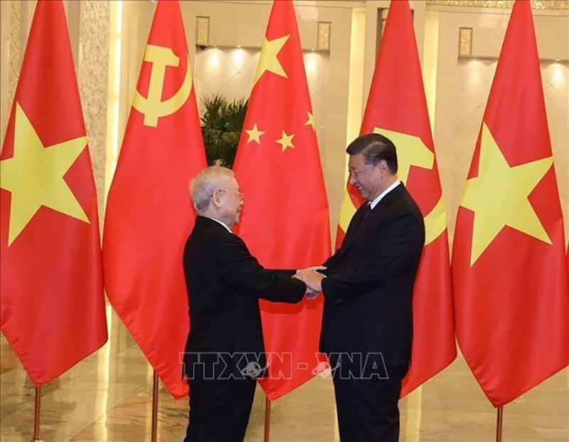Генеральный секретарь ЦК КПК, Председатель КНР Си Цзиньпин приветствует Генерального секретаря ЦК КПВ Нгуен Фу Чонга в ходе его официального визита в Китай в 2022 году. Фото: ВИА