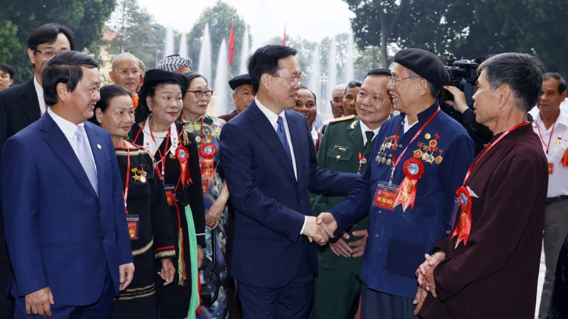 Президент Во Ван Тхыонг и делегаты. Фото: ВИА