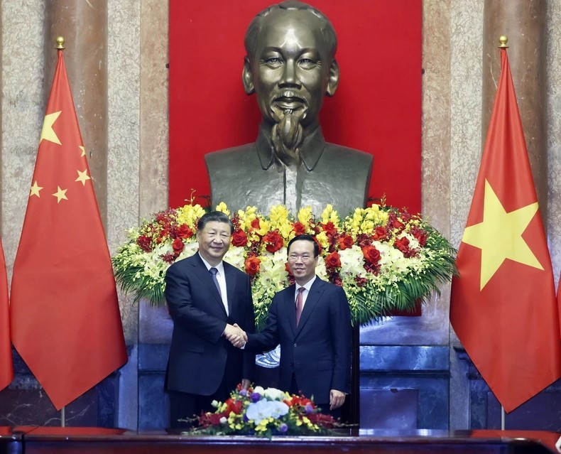 Президент Во Ван Тхыонг (справа) и Генеральный секретарь ЦК КПК, Председатель Китая Си Цзиньпин.