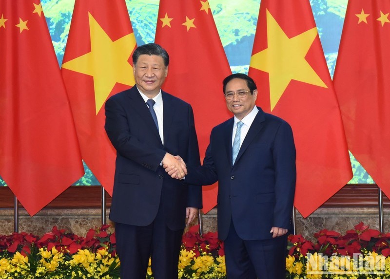 Премьер-министр Фам Минь Тьинь (справа) и Генеральный секретарь ЦК КПК, Председатель Китая Си Цзиньпин. Фото: Чан Хай