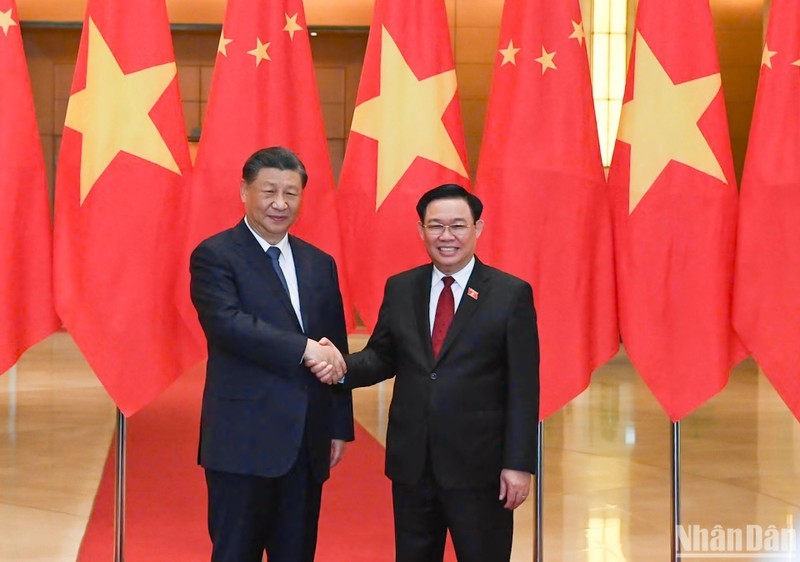 Председатель НС Выонг Динь Хюэ (справа) и Генеральный секретарь ЦК КПК, Председатель Китая Си Цзиньпин. Фото: Зюи Линь