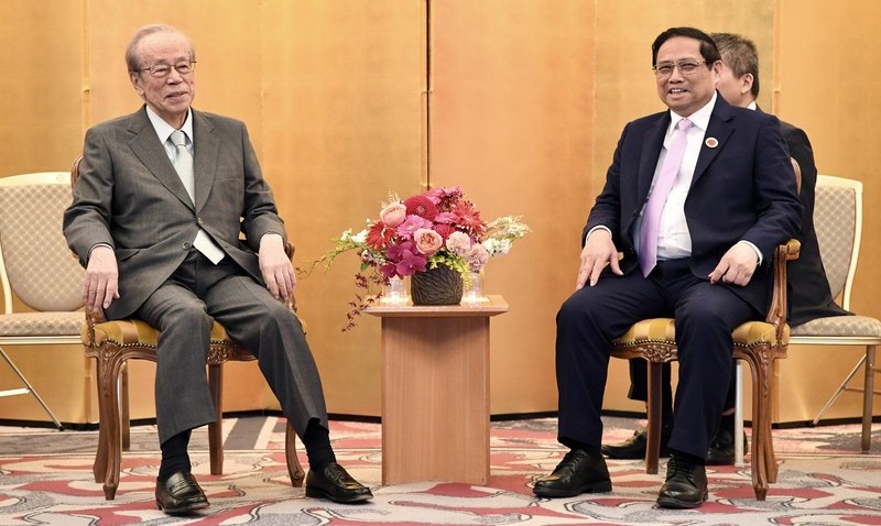 Премьер-министр Фам Минь Тьинь (справа) и бывший Премьер-министр Японии Фукуда Ясуо.