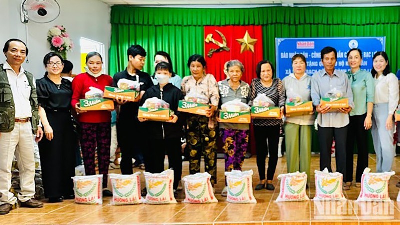 Вручение подарков бедным кхмерским семьям в прибрежном районе общины Виньчатьдонг.
