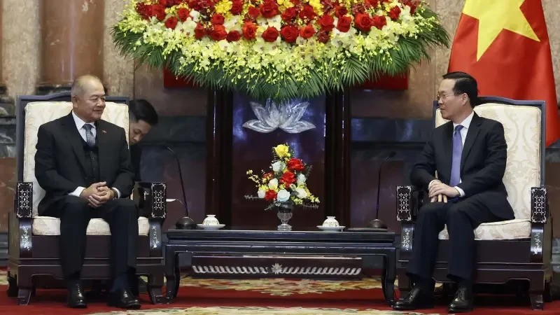 Президент Во Ван Тхыонг (справа) и Вице-премьер Лаоса Кикео Кхайкхампхитхун. Фото: ВИА