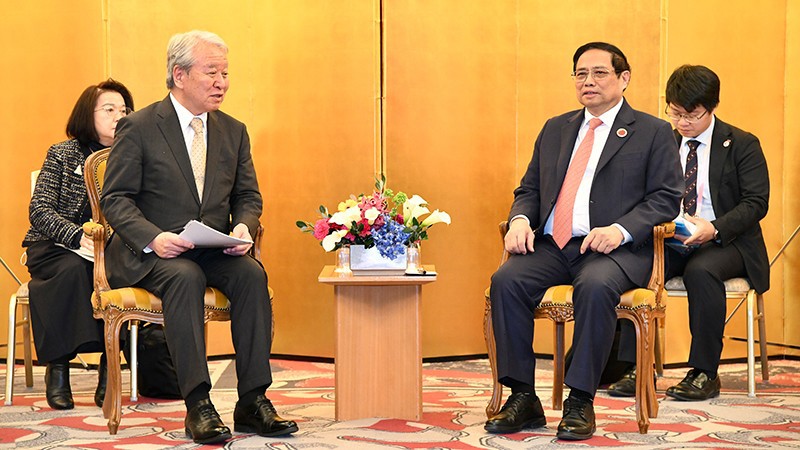 Премьер-министр Фам Минь Тьинь принимает председателя JICA Танаку Акихико.