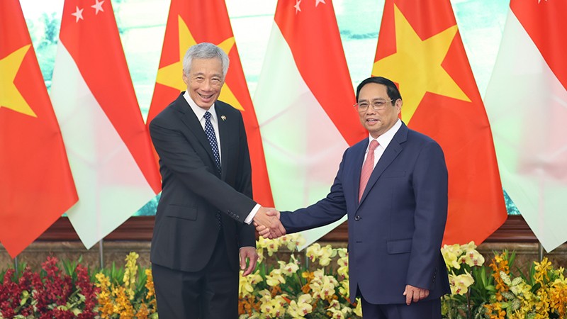 Премьер-министр Фам Минь Тьинь (справа) и Премьер-министр Сингапура Ли Сянь Лун в ходе его официального визита во Вьетнам (август 2023 г.). Фото: VGP