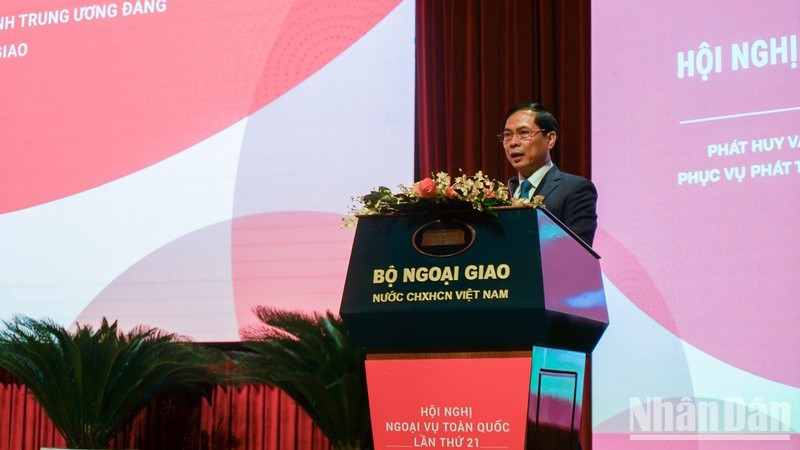 Министр иностранных дел Буй Тхань Шон выступает со вступительной речью. Фото: Чунг Хынг