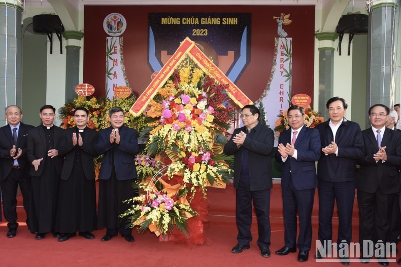 Премьер-министр Фам Минь Тьинь поздравляет священнослужителей и католиков с наступающим Рождеством.