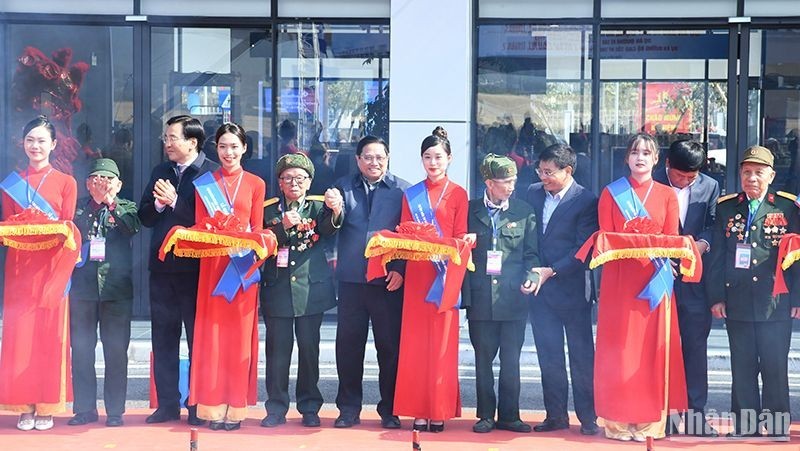 Премьер-министр Фам Минь Тьинь и делегаты разрезают ленту в знак открытия аэропорта Дьенбьен.
