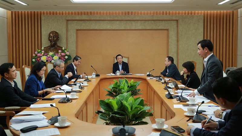 Вице-премьер Чан Хонг Ха (в центре) председательствует на заседании. Фото: VGP