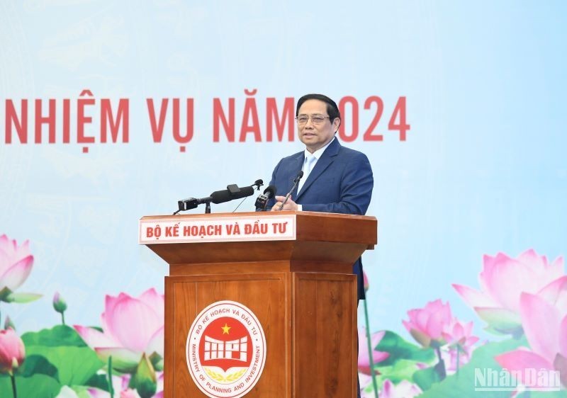 Премьер-министр Фам Минь Тьинь выступает с руководящей речью.