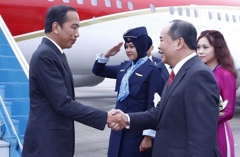 Заведующий Канцелярией Президента Ле Кхань Хай встречает Президента Индонезии Джоко Видодо в международном аэропорту Нойбай. Фото: ВИА