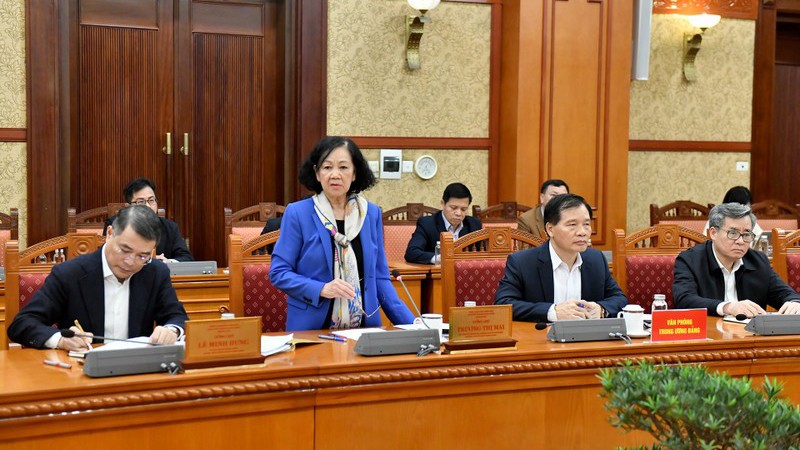 Товарищ Чыонг Тхи Май председательствует на конференции. Фото: Данг Кхоа