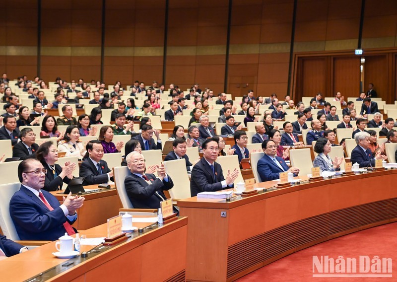 Генеральный секретарь ЦК КПВ Нгуен Фу Чонг, действующие и бывшие руководители Партии и Государства на мероприятии.
