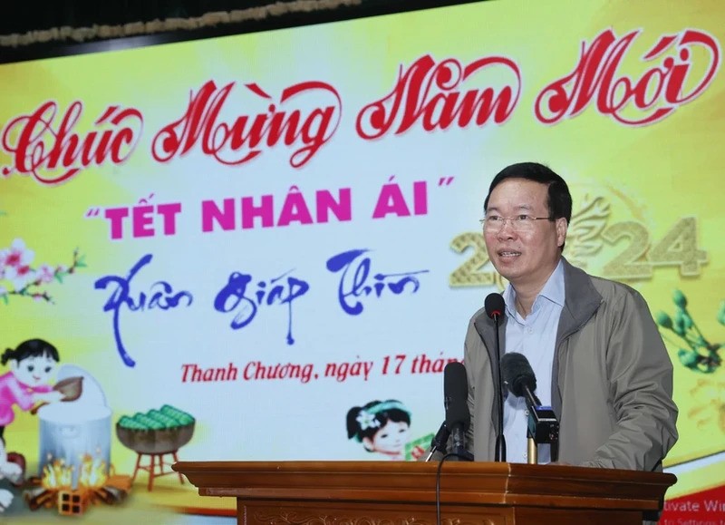 Президент Во Ван Тхыонг поздравляет местных жителей с наступающим Тэтом Нгуен Дан. Фото: ВИА