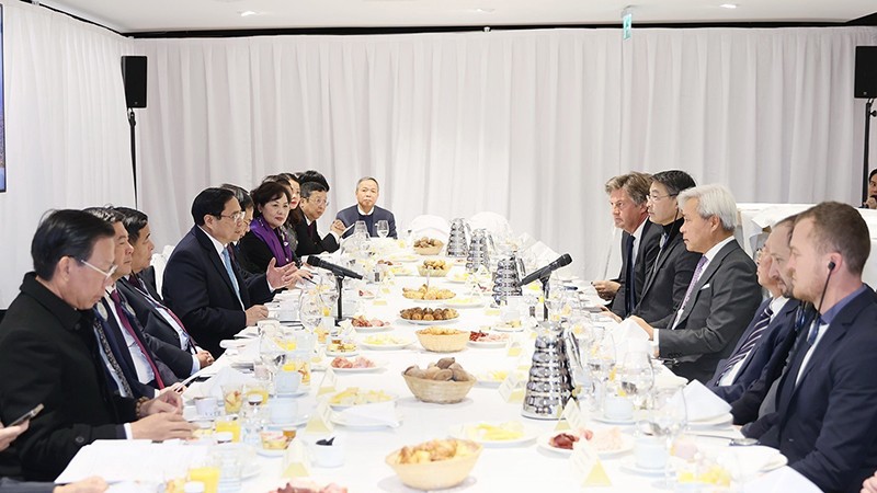 Премьер-министр Фам Минь Тьинь председательствует на беседе. Фото: ВИА