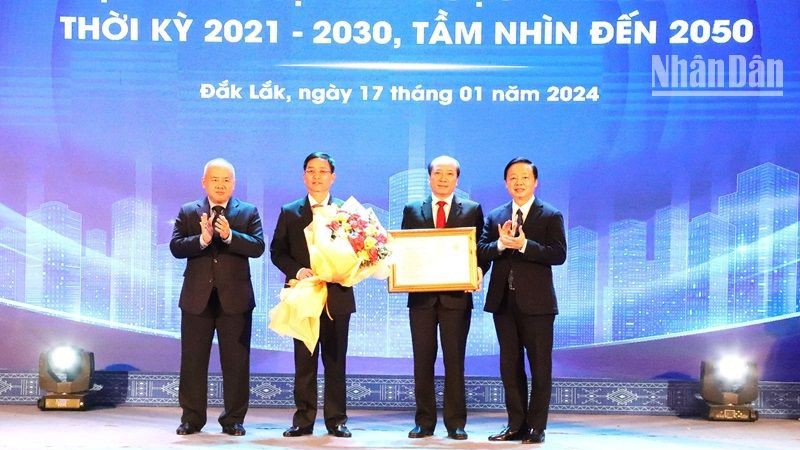 Вице-премьер Чан Хонг Ха вручает Решение об утверждении плана развития провинции Даклак.