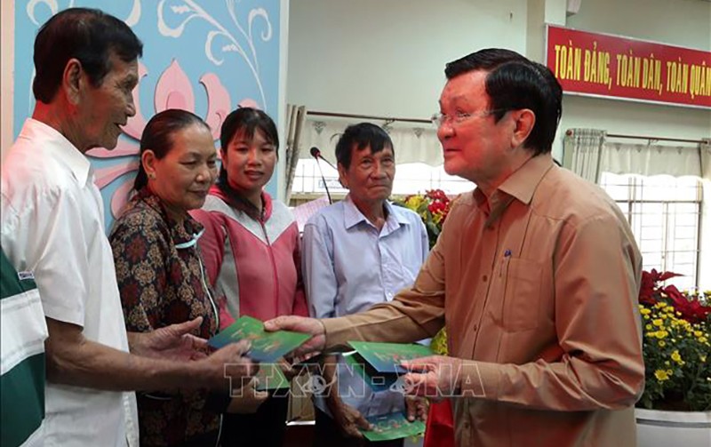 Бывший Президент Чыонг Тан Шанг вручает подарки в уезде Тяутхань. Фото: ВИА
