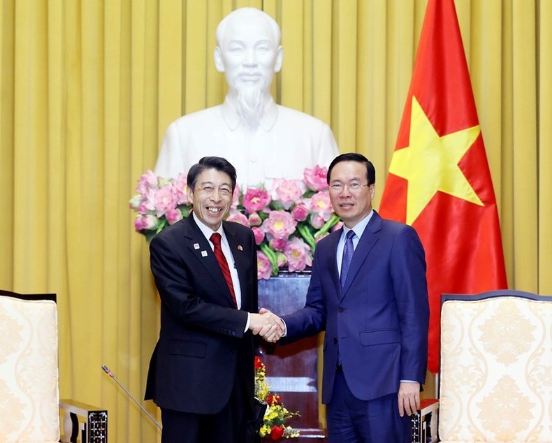 Президент Во Ван Тхыонг (справа) принимает Губернатора японской префектуры Фукуока Хаттори Сэйтаро. Фото: ВИА
