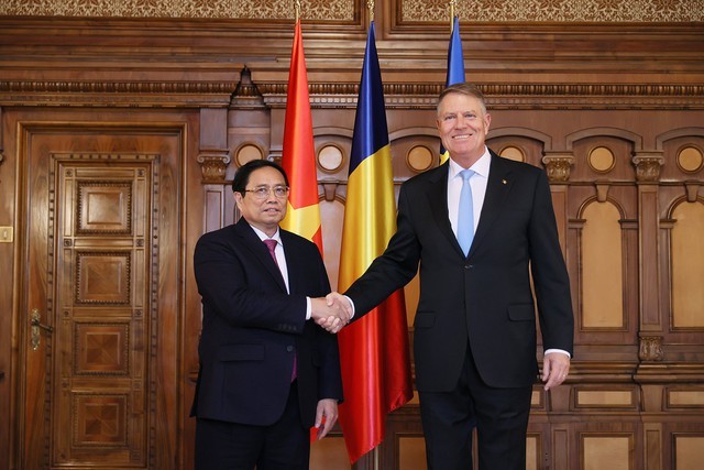 Премьер-министр Вьетнама Фам Минь Тьинь (слева) и Президент Румынии Клаус Йоханнис. Фото: VGP