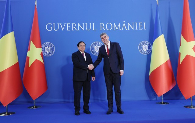 Премьер-министр Вьетнама Фам Минь Тьинь (слева) и Премьер-министр Румынии Ион-Марчел Чолаку. Фото: Зыонг Жанг