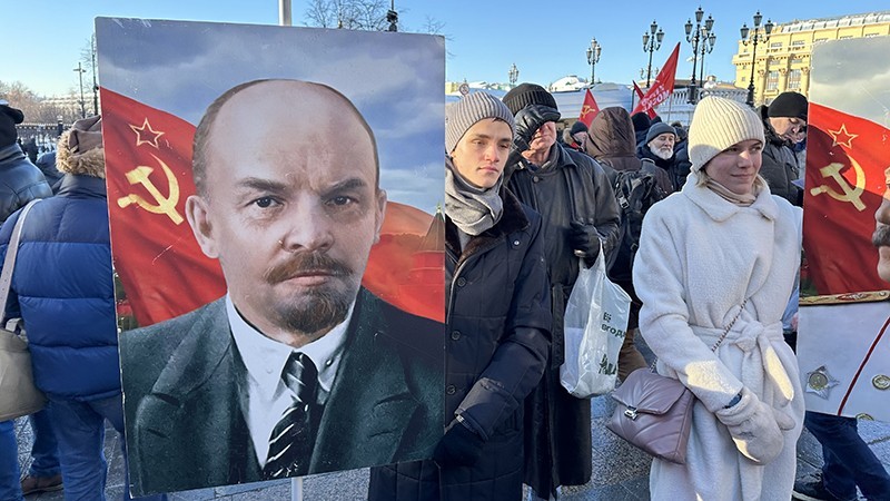 Многие поколения россиян выражают искреннюю благодарность В.И. Ленину. Фото: Тхюи Ван