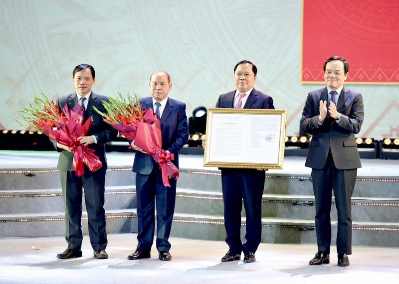 Вице-премьер Чан Лыу Куанг вручает Секретарю Парткома провинции Хоабинь Решение Премьер-министра об утверждении плана развития провинции Хоабинь на период 2021-2030 годов с видением до 2050 года.