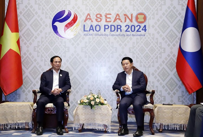 Глава МИД Вьетнама Буй Тхань Шон (слева) и Вице-премьер, Министр иностранных дел Лаоса Салымсай Коммасит. Фото: ВИА