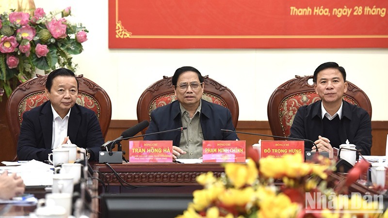 Премьер-министр Фам Минь Тьинь председательствует на конференции. Фото: Чан Хай
