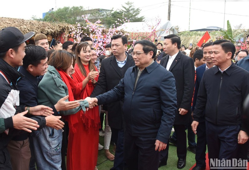 Премьер-министр Фам Минь Тьинь и жители промышленного парка Хоанглонг (город Тханьхоа). Фото: Чан Хай