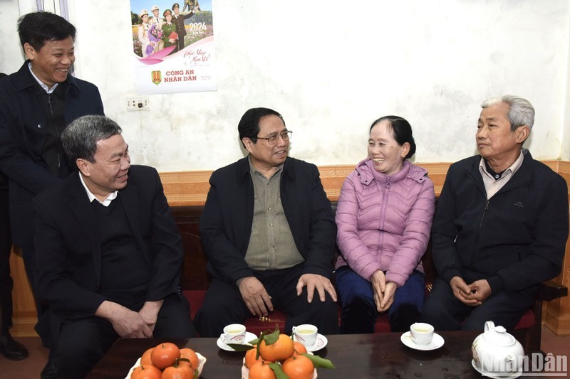 Премьер-министр Фам Минь Тьинь навещает семью больного военнослужащего Чан Ван Тхэ в городке Ламшон уезда Тхосуан.