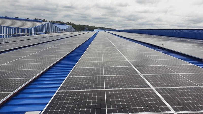 Солнечные батареи на крыше завода в провинции Биньзыонг. Фото: ВИА