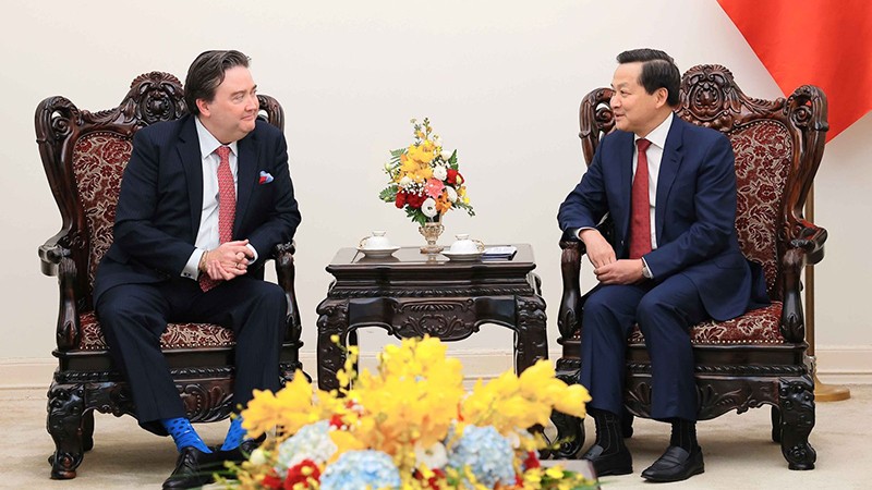 Вице-премьер Ле Минь Кхай (справа) и Посол США во Вьетнаме Марк Э. Кнаппер. Фото: VGP