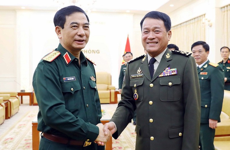 Министр обороны Вьетнама генерал армии Фан Ван Жанг (слева) принимает Главнокомандующего КВС Камбоджи Вонг Писена в ходе его визита во Вьетнам, 17 октября 2023 года. Фото: ВИА