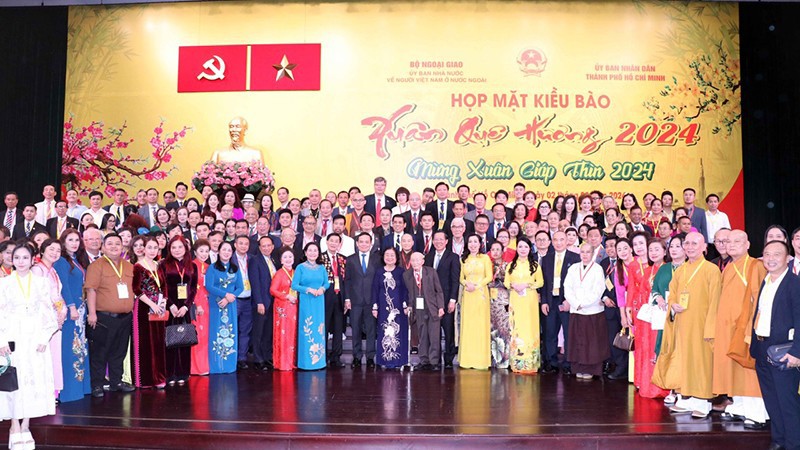 Руководители и делегаты фотографируются на память. Фото: Суан Кху