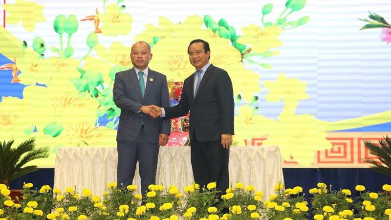 Секретарь Парткома провинции Лонган Нгуен Ван Дыок принимает руководителя провинции Свайриенг. Фото: ВИА