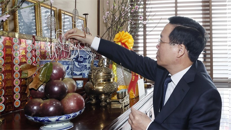 Президент Во Ван Тхыонг воскуряет благовония в память о товарище Чыонг Тьине. Фото: ВИА