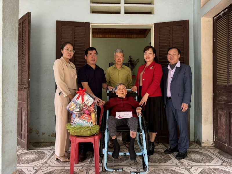 Представители газеты «Нянзан» и Департамента труда, инвалидов войны и социального обеспечения провинции Лаокай поздравляют вьетнамскую мать-героиню Нго Тхи Зен.