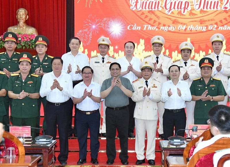 Премьер-министр Фам Минь Тьинь фотографируется с руководителями вооруженных сил и сил общественной безопасности Кантхо.