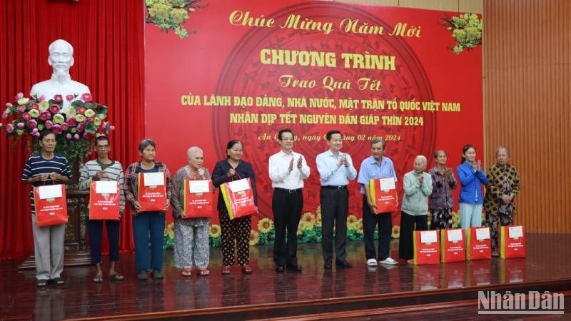 Вице-премьер Ле Минь Кхай вручает новогодние подарки бедным домохозяйствам.