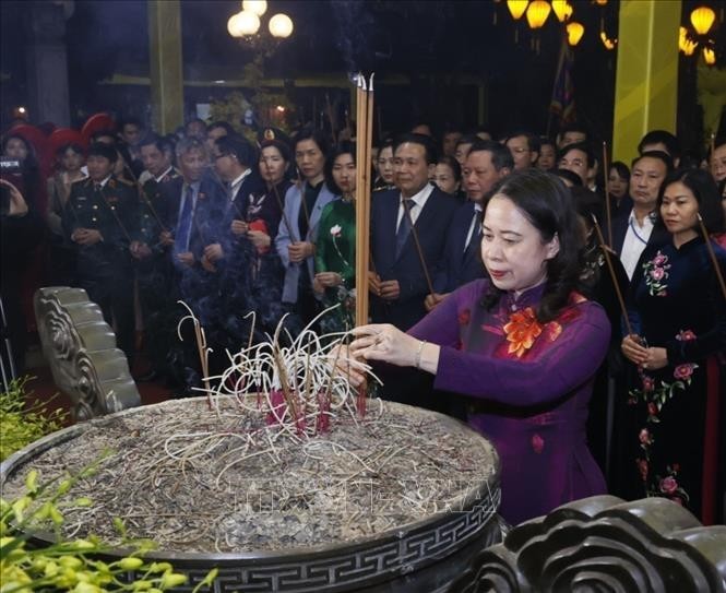 Вице-президент Во Тхи Ань Суан воскуряет благовония в храме сестер Чынг. фото ВНА
