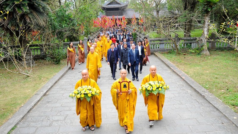 Руководители провинции Ниньбинь, религиозные деятели и монахи проводят ритуалы. Фото: Суан Лам