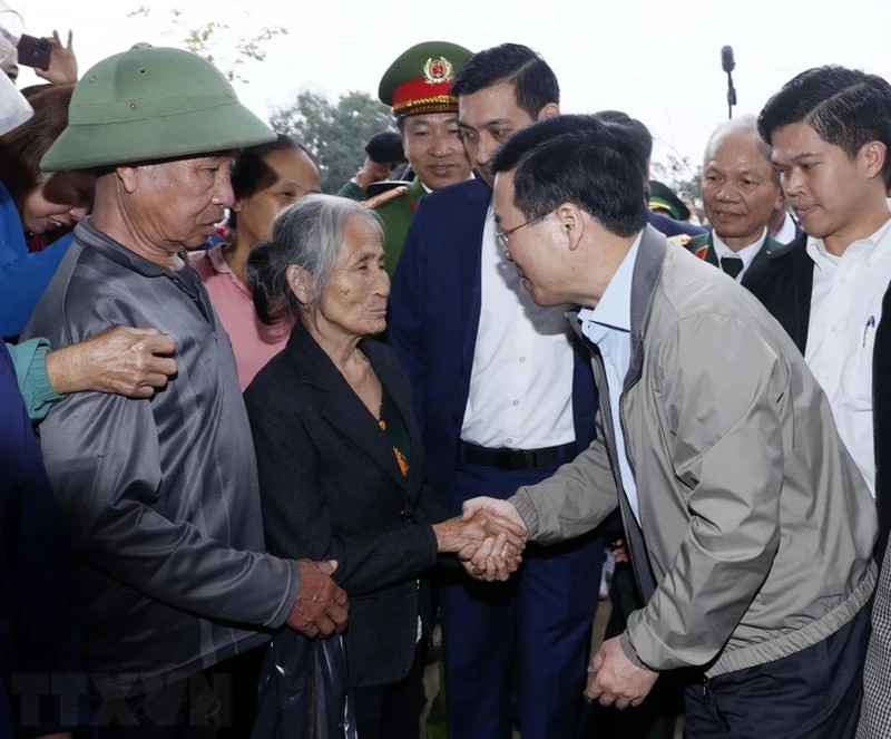 Президент Во Ван Тхыонг на встрече с жителями общины Тханьтхюи уезда Тханьтьыонг провинции Нгеан. Фото: ВИА